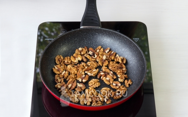 Обжарить орехи