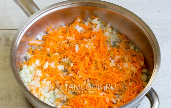 Обжарить лук и морковь