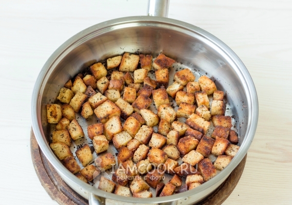 Обжарить белый хлеб