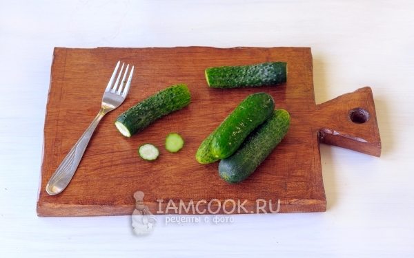 Срезать у огурцов хвостики