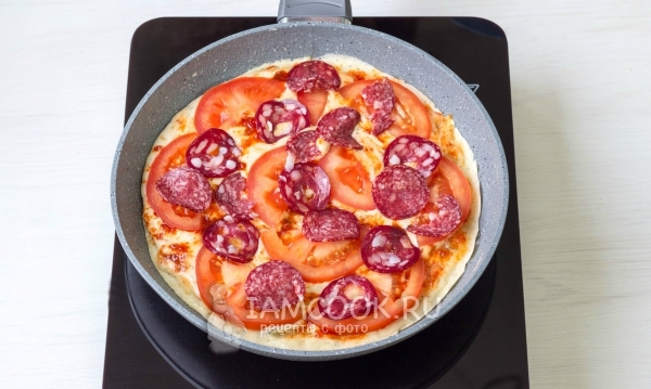 Положить помидоры и колбасу