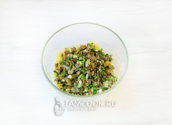 Положить грибы с луком к картофелю