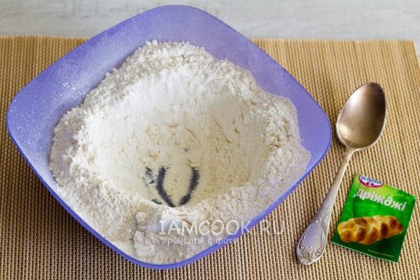 Сделать в муке углубление