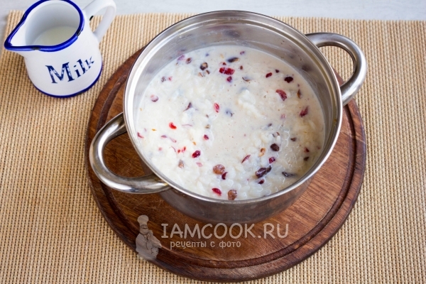 Влить в рис молоко