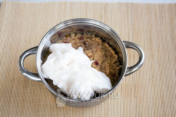 Ввести взбитые белки