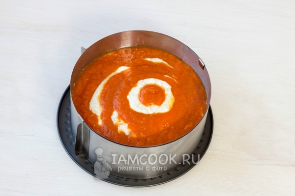 Вылить на основу творожную и тыквенную смесь