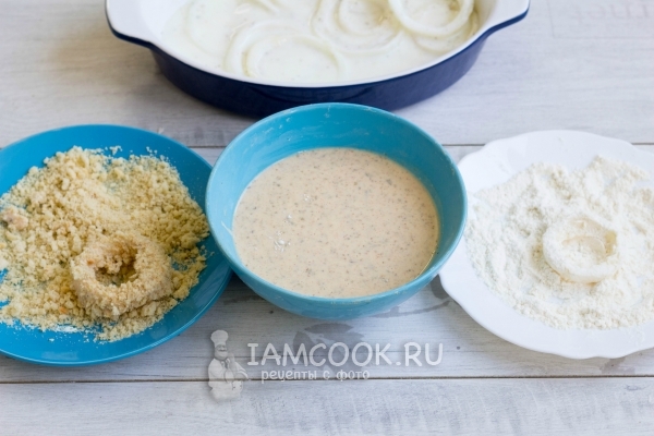 Запанировать кольца лука