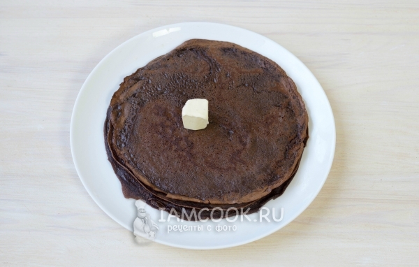 Смазать блины маслом