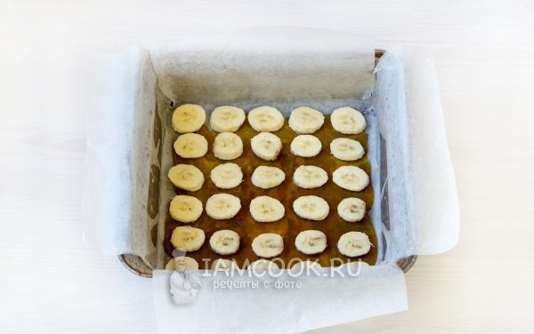 Положить на карамель кусочки бананов