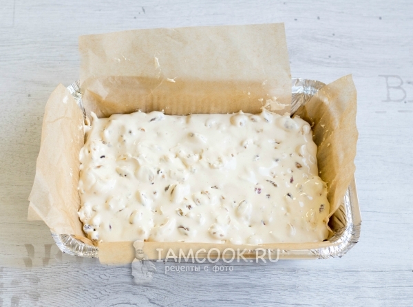 Выложить смесь с орехами в форму