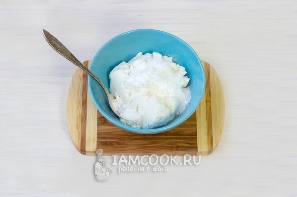 Соединить сливочный сыр с сахарной пудрой