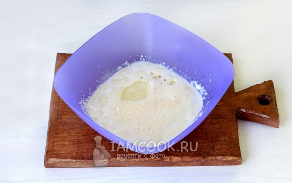 Влить масло