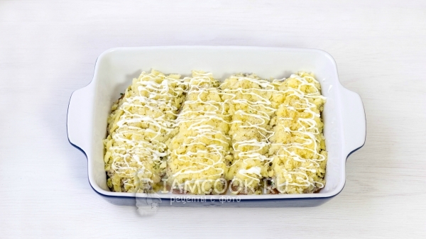 Положить на мясо грибной соус, картофель и майонез