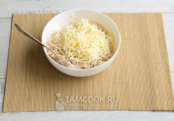 Добавить тертый картофель и сыр