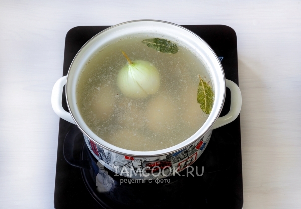 Положить лук и лавровый лист