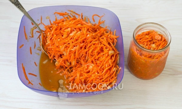 Переложить салат в банку