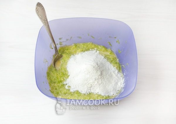 Всыпать муку