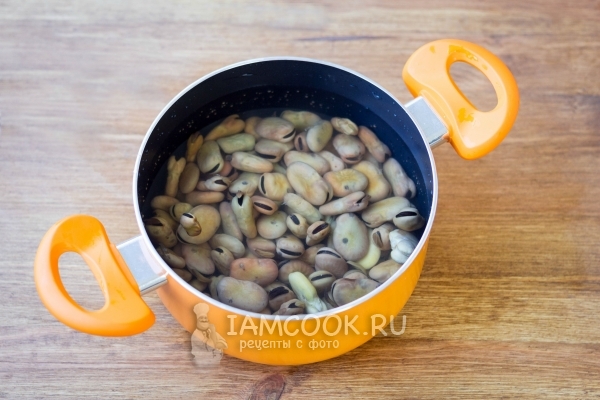 Положить бобы в воду