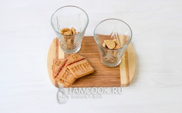 Положить в креманки печенье