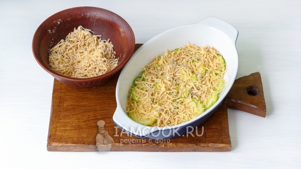 Посыпать кабачки сырной смесью