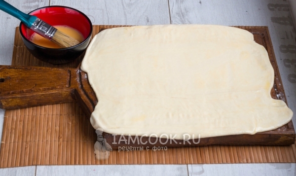 Смазать тесто яичной смесью