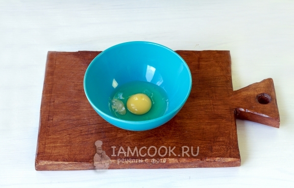 Соединить яйцо с солью