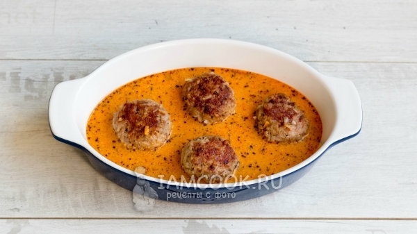 Положить тефтели с соусом в утятницу