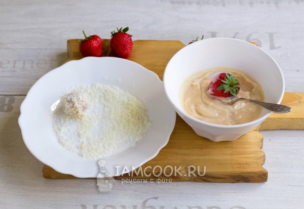 Обвалять клубнику в йогуртной массе и кокосовой стружке