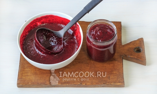 Положить варенье в банку