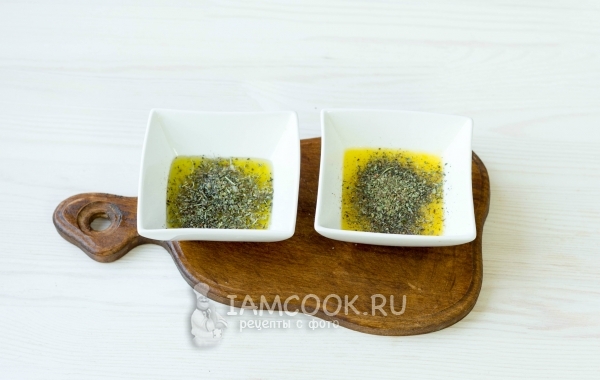 Соединить масло со специями