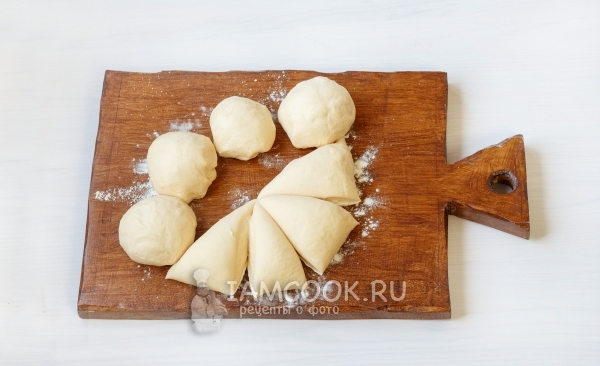 Скатать каждую часть теста в шар