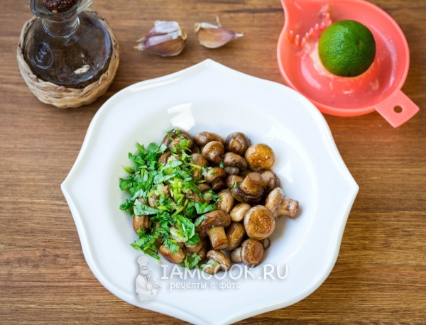 Соединить грибы, чеснок, сок лимона, петрушку и масло