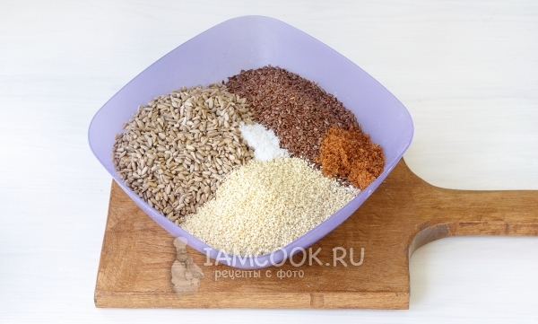 Положить семена, соль и сахар
