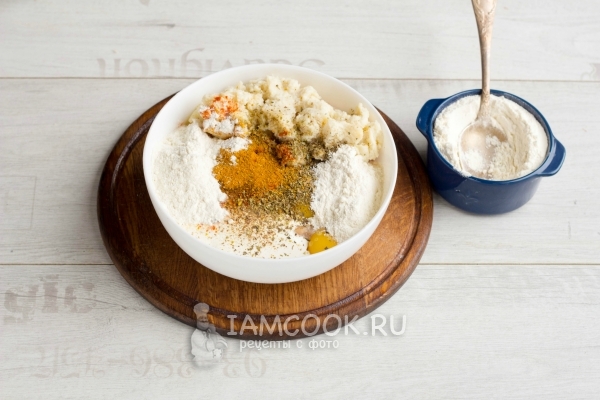 Добавить булку, муку и специи