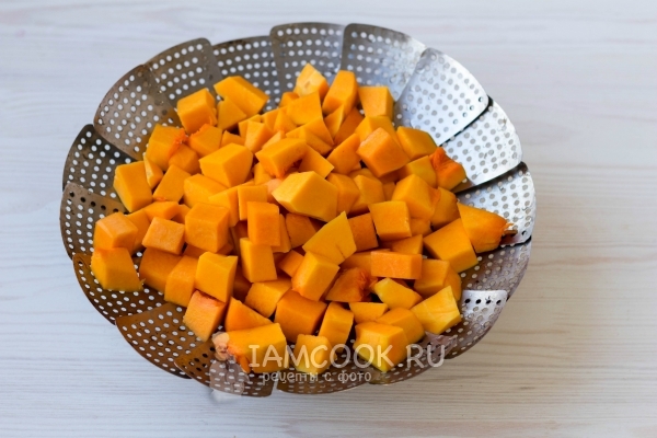 Положить тыкву в форму для пароварки