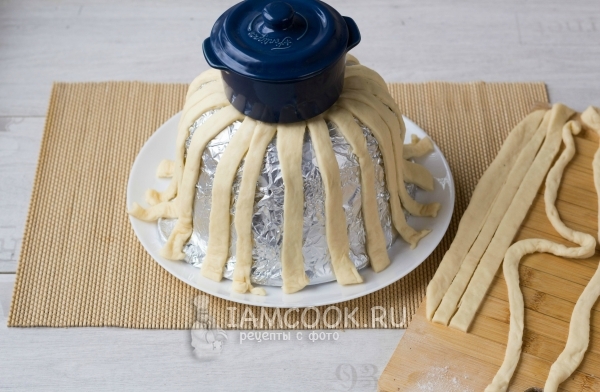 Выложить на форму полоски теста