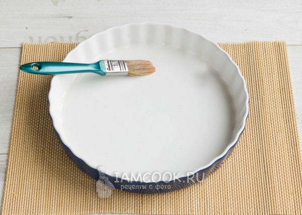 Смазать форму маслом