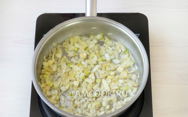 Обжарить лук