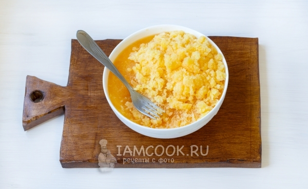 Измельчить десерт вилкой