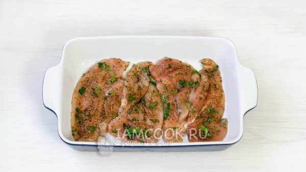 Положить мясо в форму