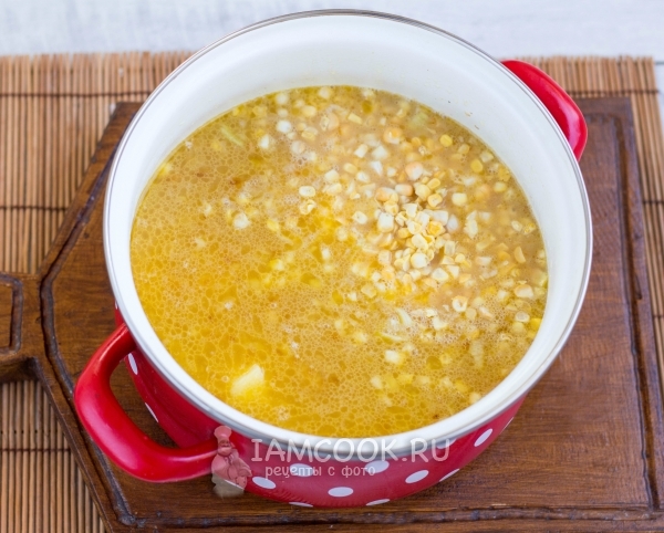 Положить картофель и кукурузу