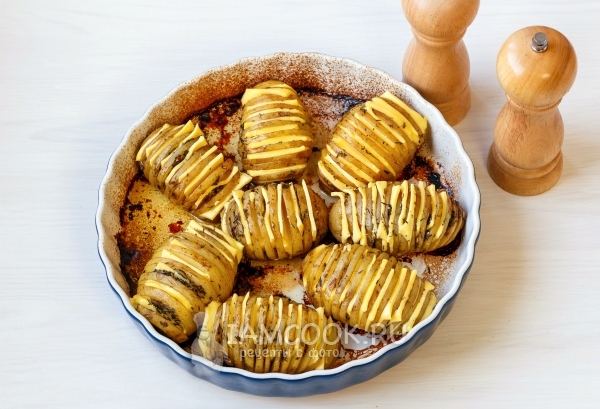 Вложить сыр в разрез картофеля