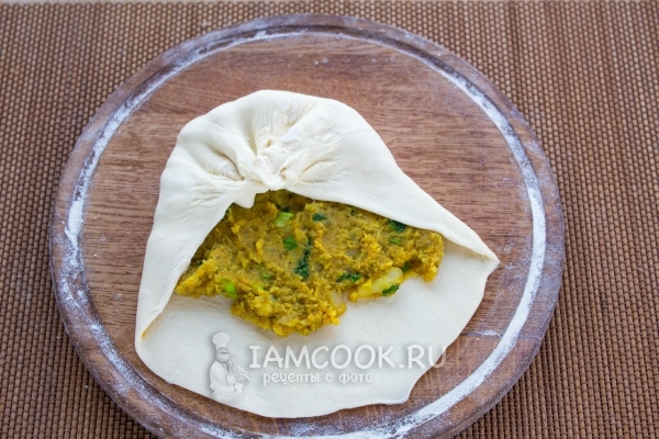 Завернуть начинку в тесто