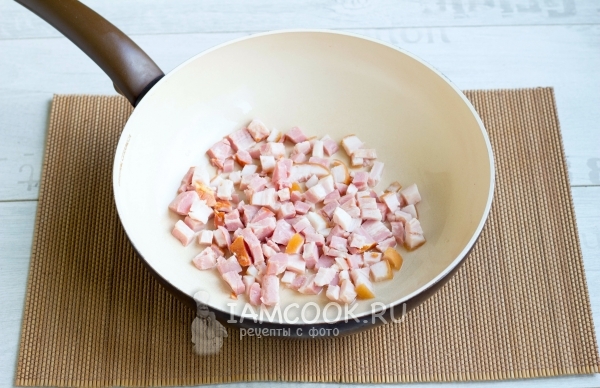 Обжарить грудинку