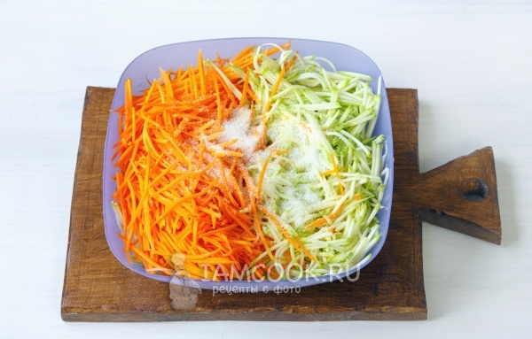 Всыпать соль и сахар