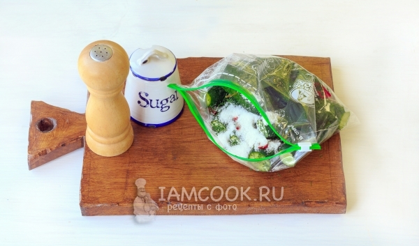 Всыпать соль и сахар