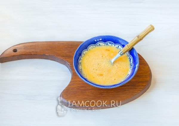 Взбить яйца с вином