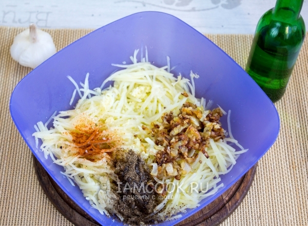 Добавить лук, специи и чеснок