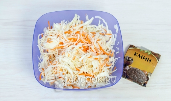 Смешать капусту с морковью