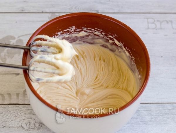 Взбить сливки со сгущенкой